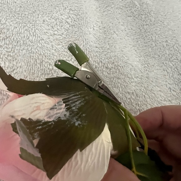 VINTAGE FABRIC ROSE WITH METAL CLIP - Picture 4 of 7